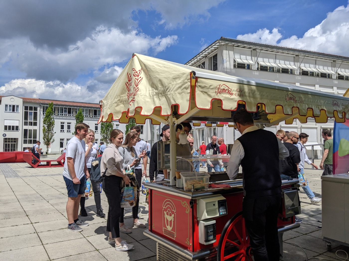 Für Fleiß gabs endlich Eis - ICS-Eiswagen @ Hochschule Landshut